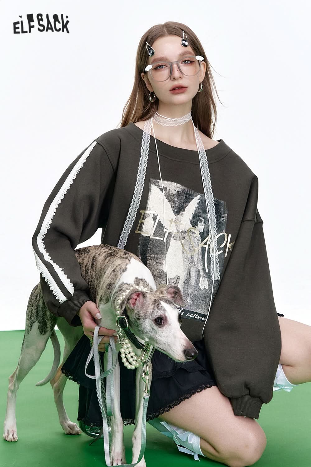 ELFSACK Retro Print Gilding Letter Sweatshirt Women's Off-shoulder Lace Stitching Top