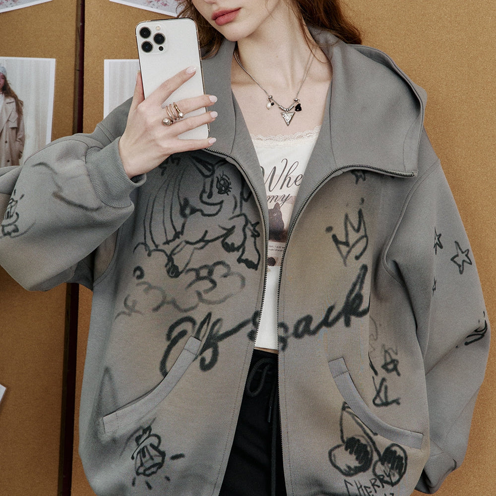 
                  
                    ELFSACK 2025 Spring New Arrivals Sweet and Cool Printed Grey Zip-up Hooded Sweatshirt Women
                  
                