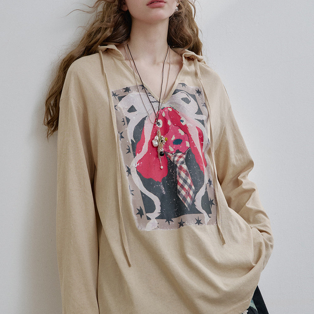 ELFSACK 2025 Spring New Arrivals Printed V-neck Hooded Long-sleeved T-shirt Women's Loose Casual Khaki Top