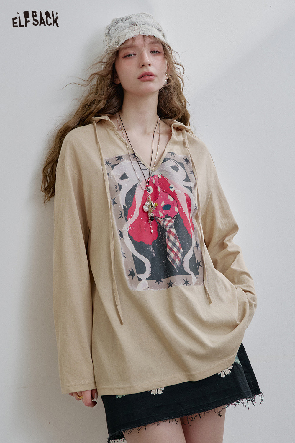 ELFSACK 2025 Spring New Arrivals Printed V-neck Hooded Long-sleeved T-shirt Women's Loose Casual Khaki Top