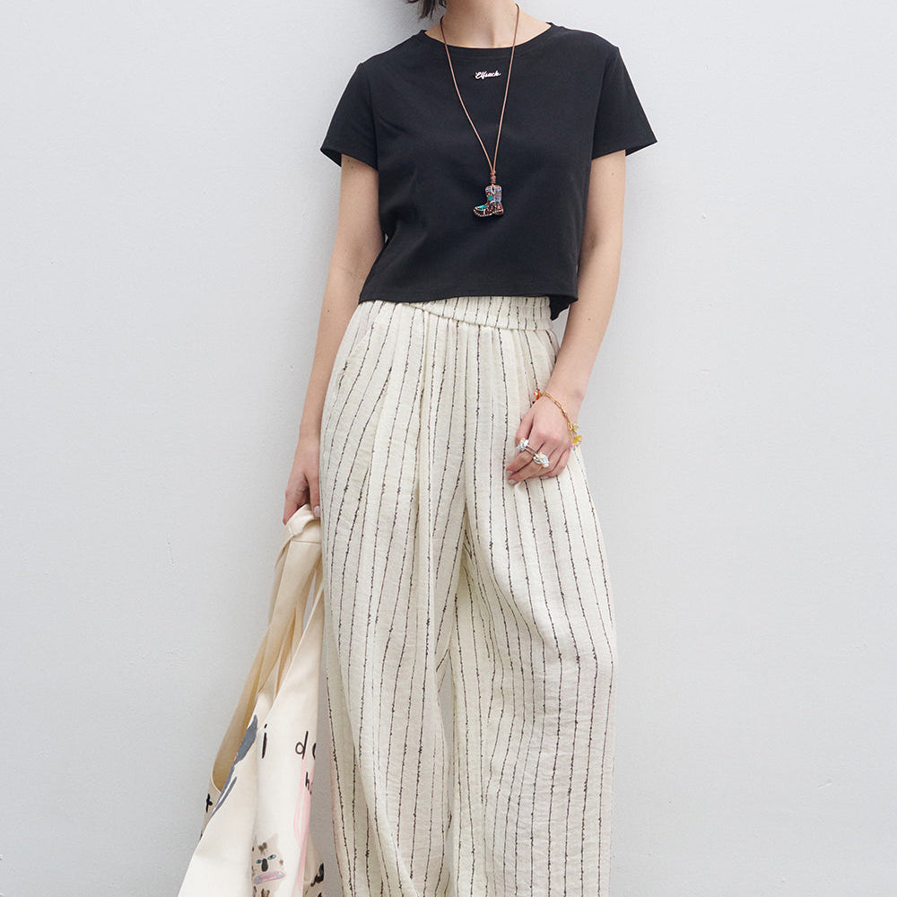 
                  
                    ELFSACK 2025 Spring New Arrivals Butterfly Hollow Solid Color Letter Short Sleeve T-shirt Women Casual Cropped Top
                  
                