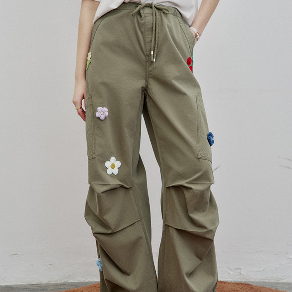 ELFSACK 2025 Spring New Arrivals Vintage Flower Patch Baggy Cargo Pants Women Drawstring Pleated Casual Loose Hip Hop Sweatpants