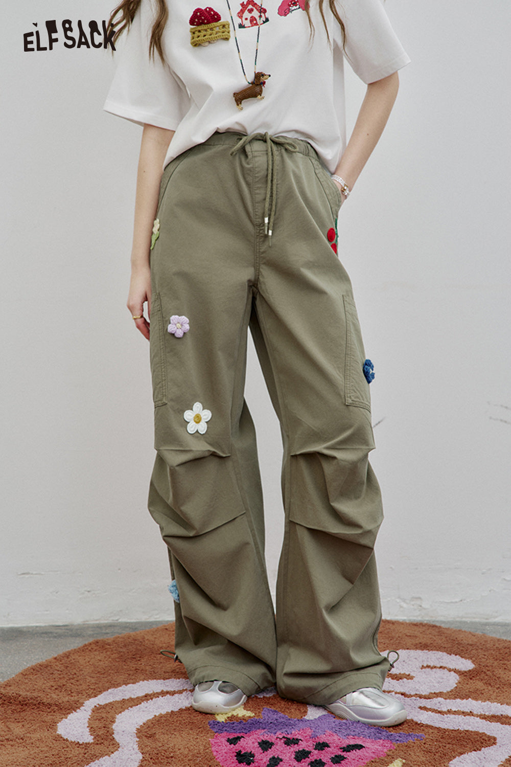 ELFSACK 2025 Spring New Arrivals Vintage Flower Patch Baggy Cargo Pants Women Drawstring Pleated Casual Loose Hip Hop Sweatpants