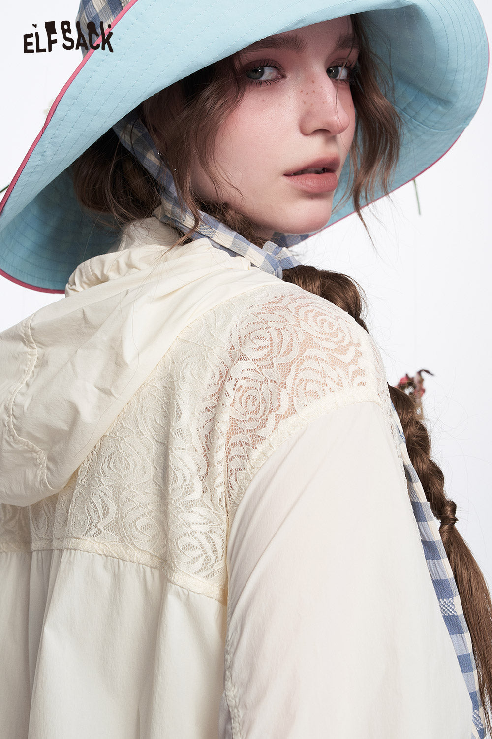 ELFSACK Sweet Off-White Lace Jacket Shorts Two-piece Set Female Casual Sports Suit