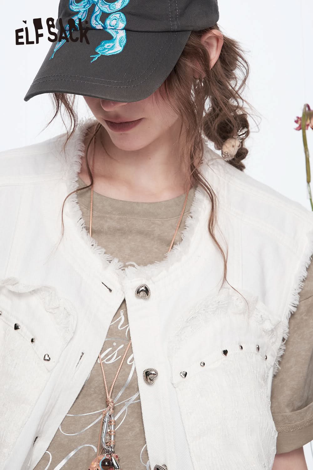 ELFSACK Sweet Cool Heart Rivets White Raw Edge Denim Vest Women