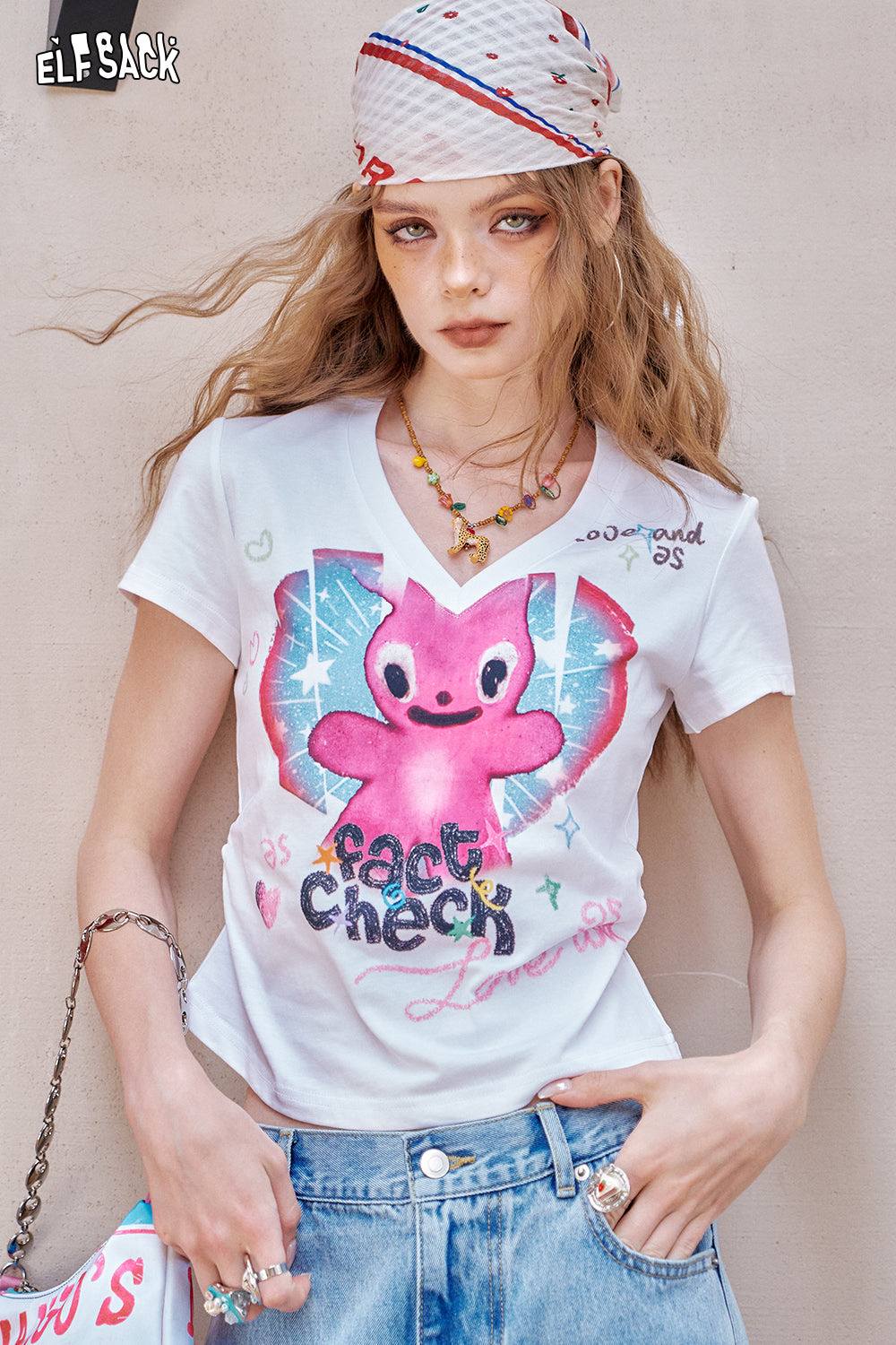 ELFSACK White Printed V-Neck Short Sleeve Chic T-Shirt