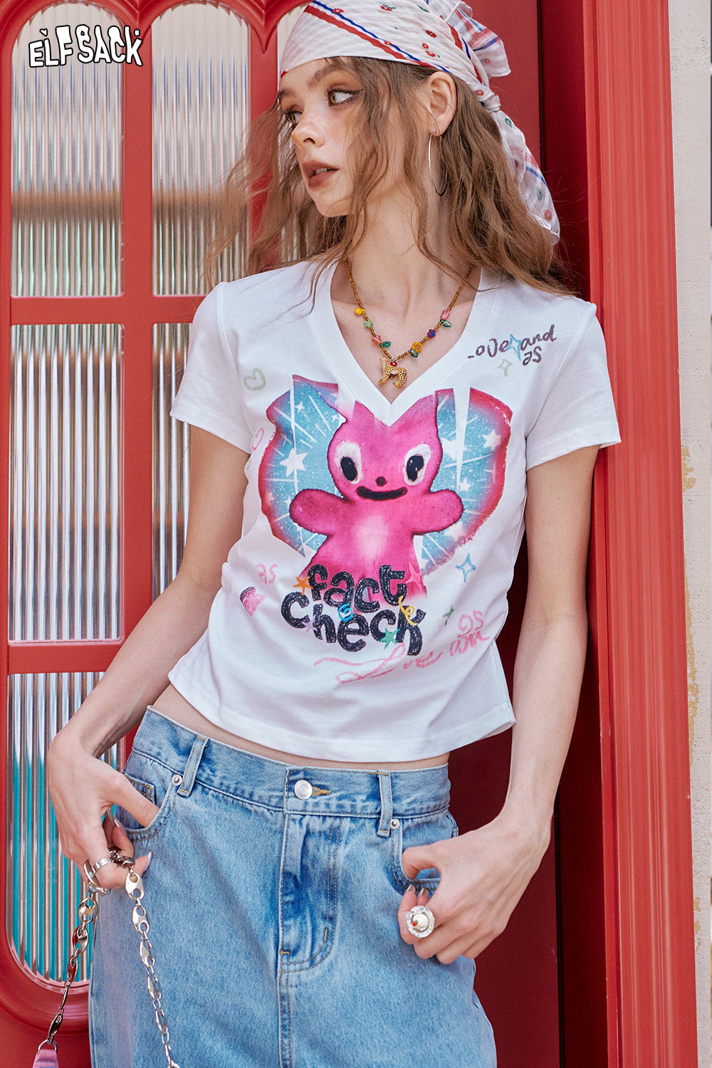 ELFSACK White Printed V-Neck Short Sleeve Chic T-Shirt