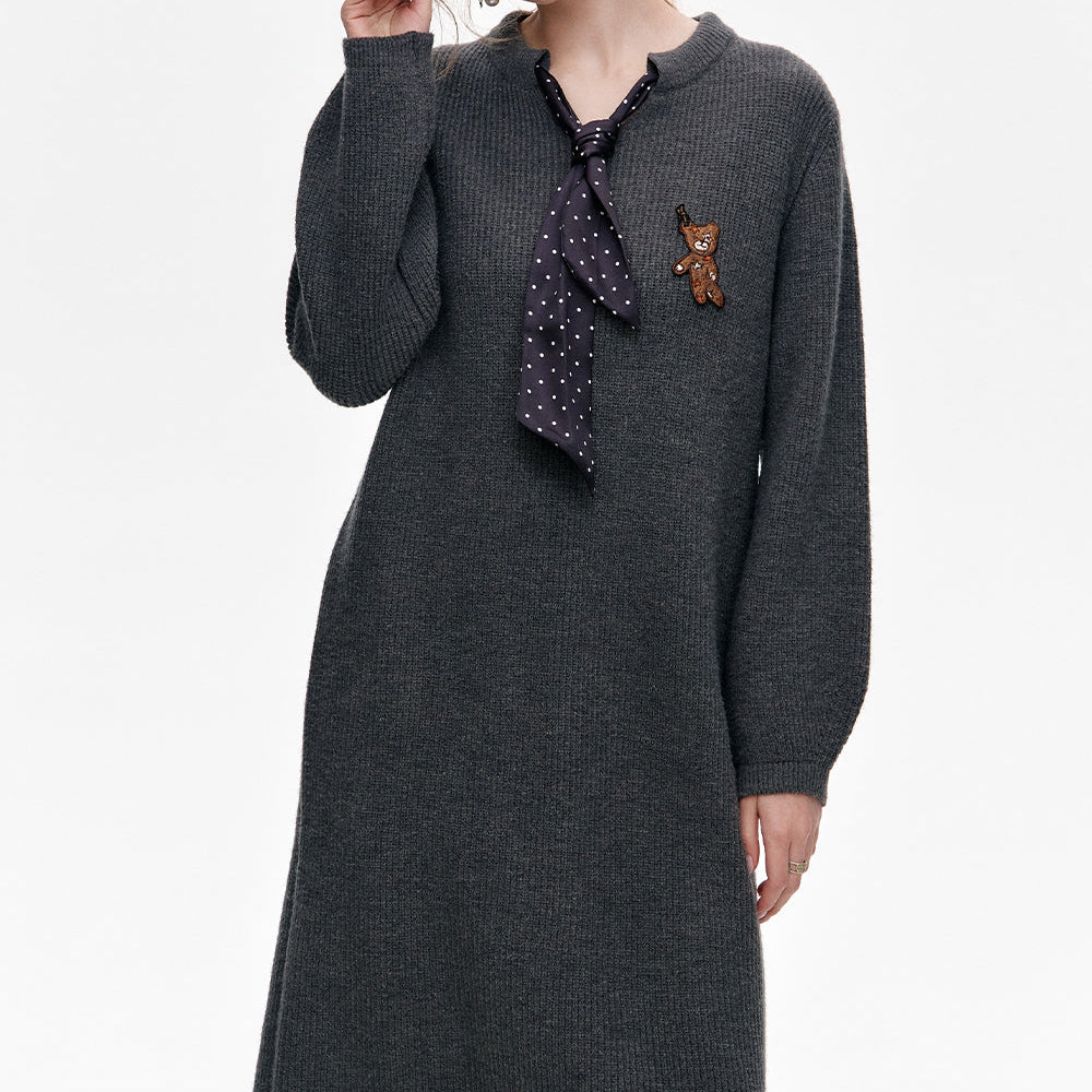 ELFSACK 2024 Winter New Arrivals Preppy Style Knitted V-neck Straight Dress With Scarf And Bear Patch