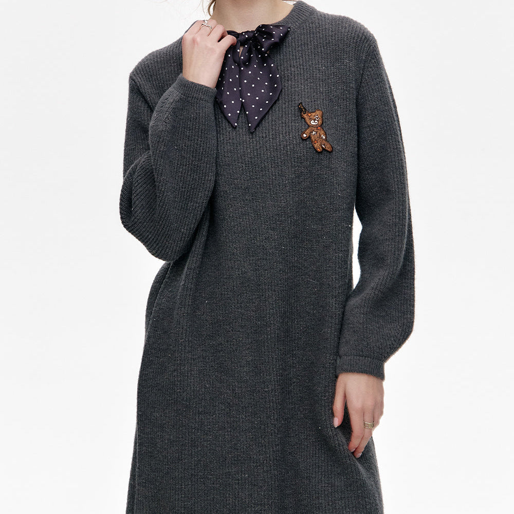 
                  
                    ELFSACK 2024 Winter New Arrivals Preppy Style Knitted V-neck Straight Dress With Scarf And Bear Patch
                  
                