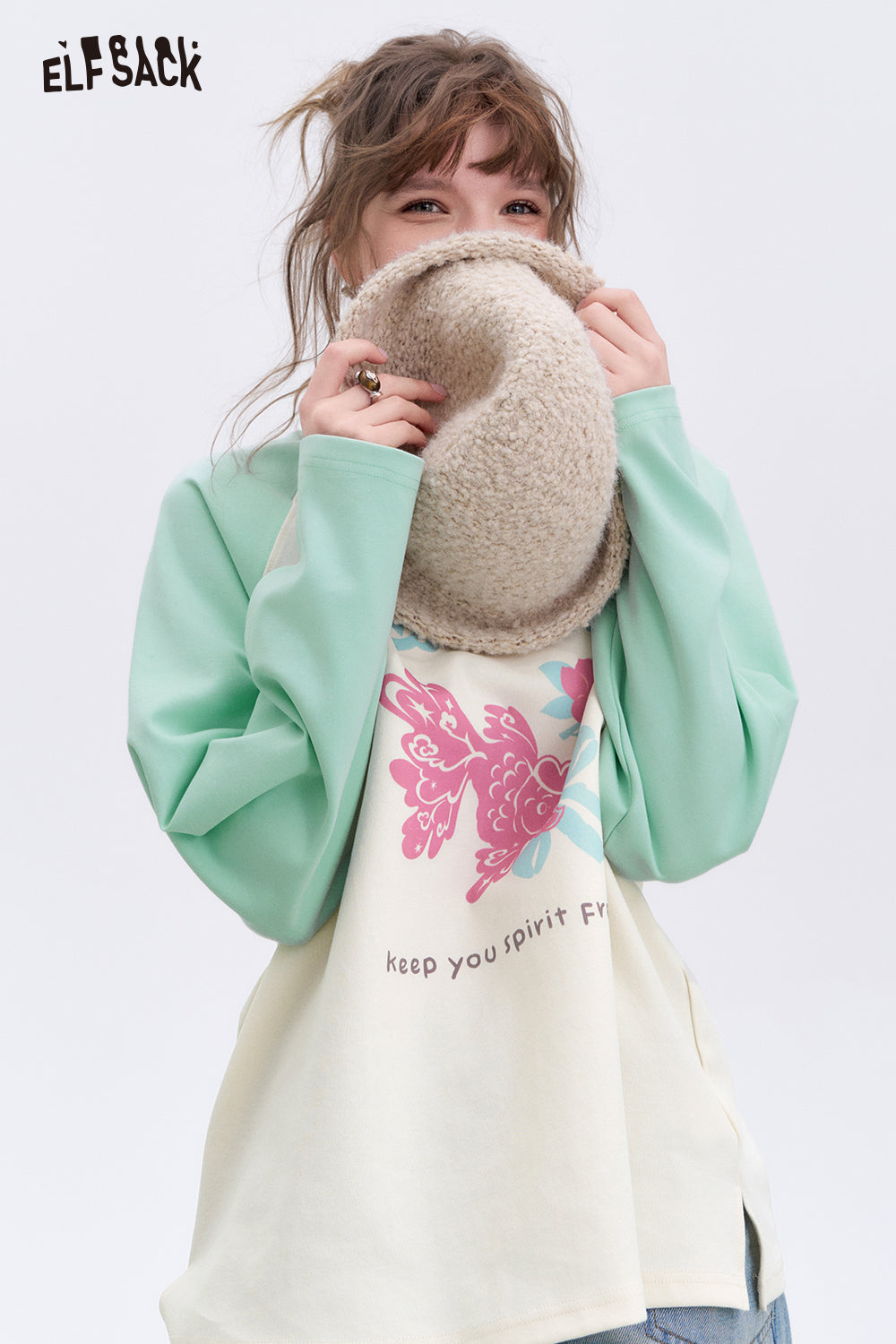 ELFSACK Lucky Goldfish Printed Raglan Long Sleeve T-shirt Women Basic Casual Round Neck Korean Top