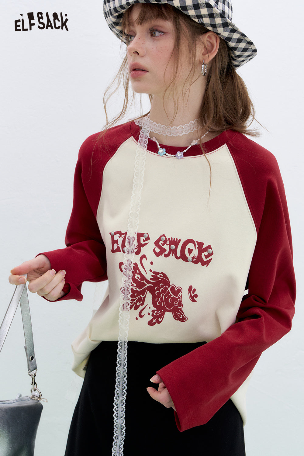 ELFSACK Lucky Goldfish Printed Raglan Long Sleeve T-shirt Women Basic Casual Round Neck Korean Top