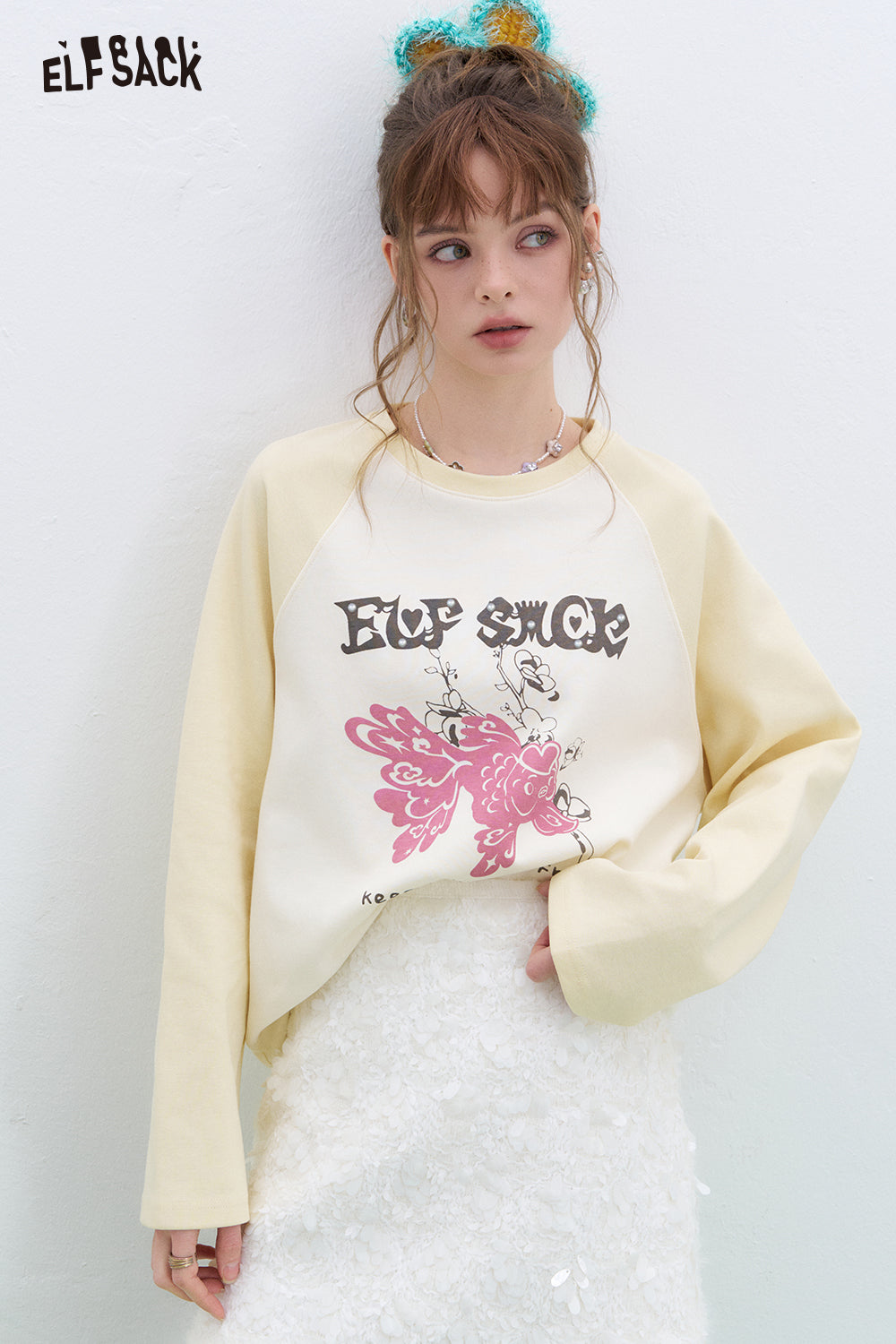ELFSACK Lucky Goldfish Printed Raglan Long Sleeve T-shirt Women Basic Casual Round Neck Korean Top