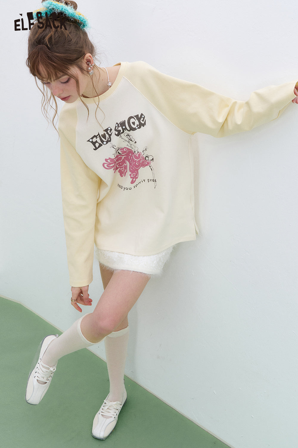 ELFSACK Lucky Goldfish Printed Raglan Long Sleeve T-shirt Women Basic Casual Round Neck Korean Top