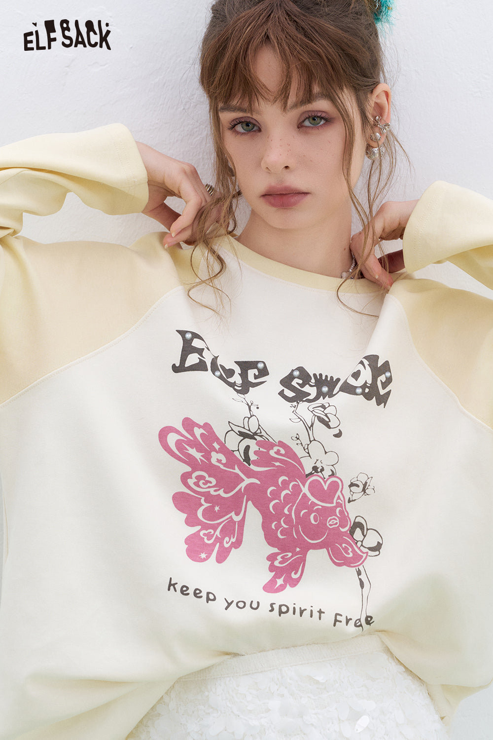 ELFSACK Lucky Goldfish Printed Raglan Long Sleeve T-shirt Women Basic Casual Round Neck Korean Top
