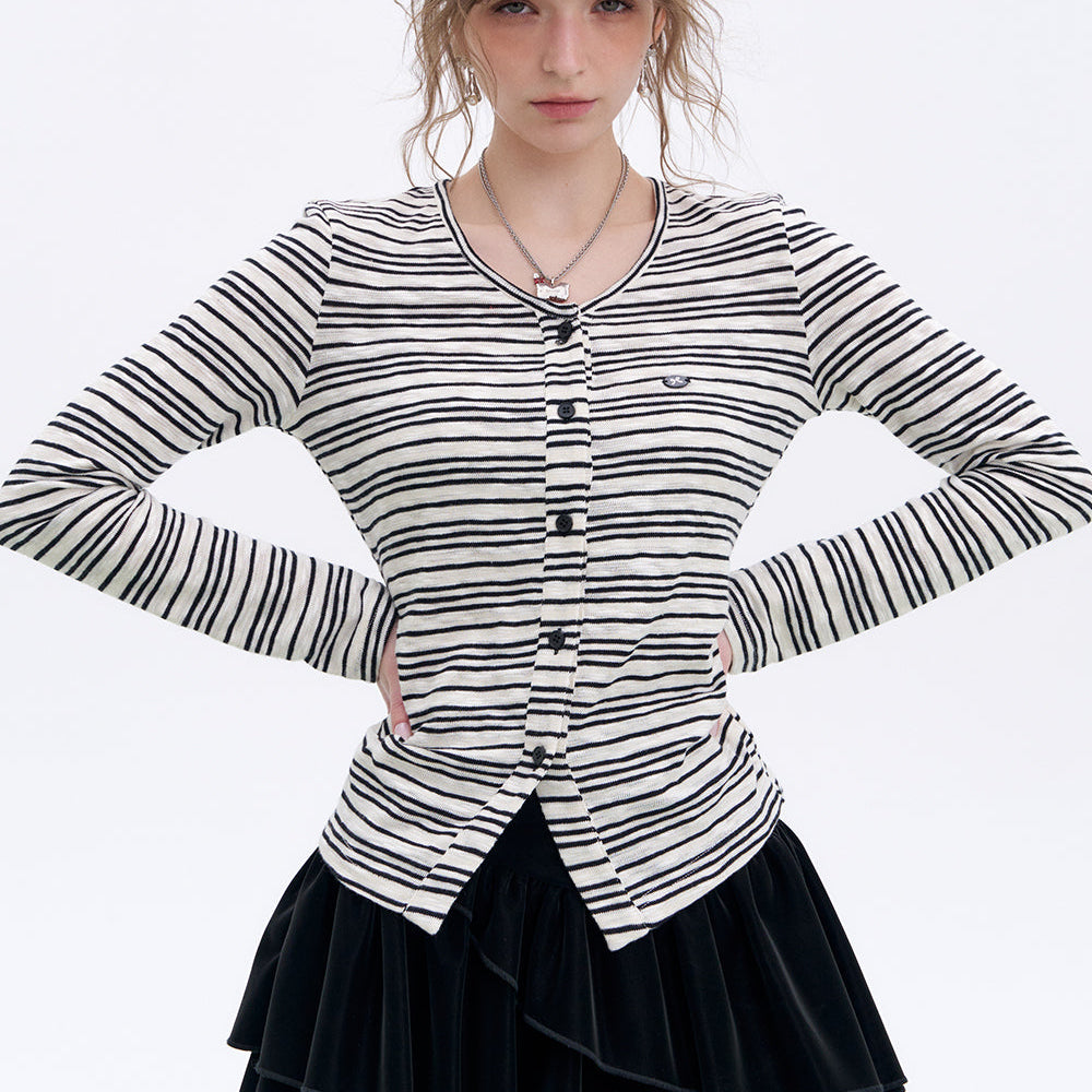 ELFSACK 2025 Spring New Arrivals Black white striped slim fit long-sleeved T-shirt for women basic casual Korean top