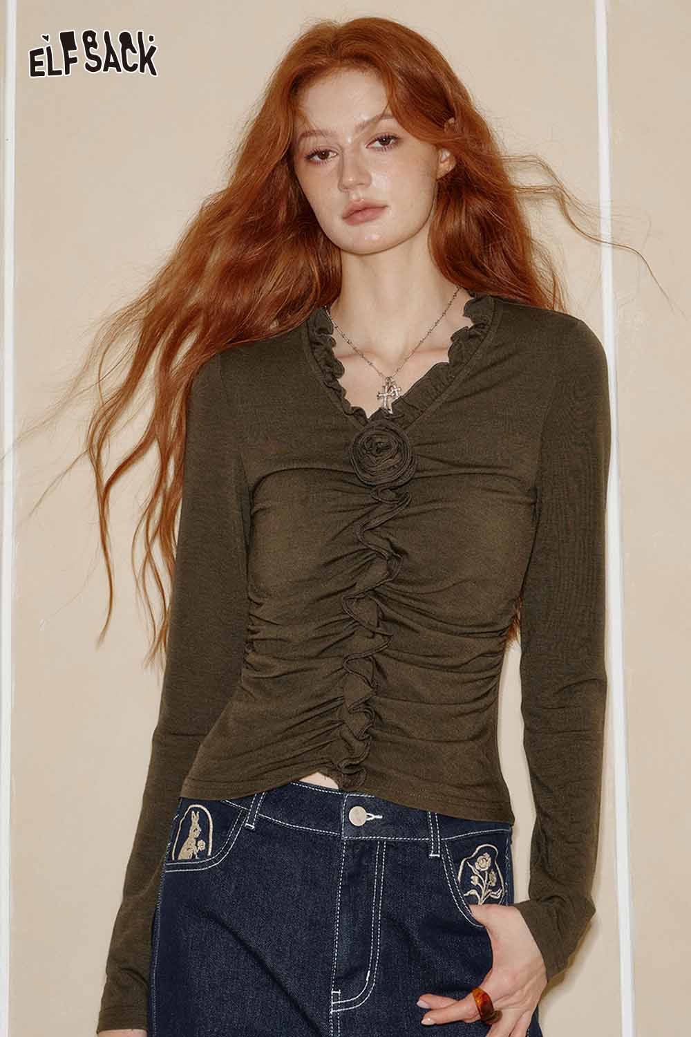 ELFSACK 3D floral pleated fitted tee in olive green with a stylish ruched design for a trendy look