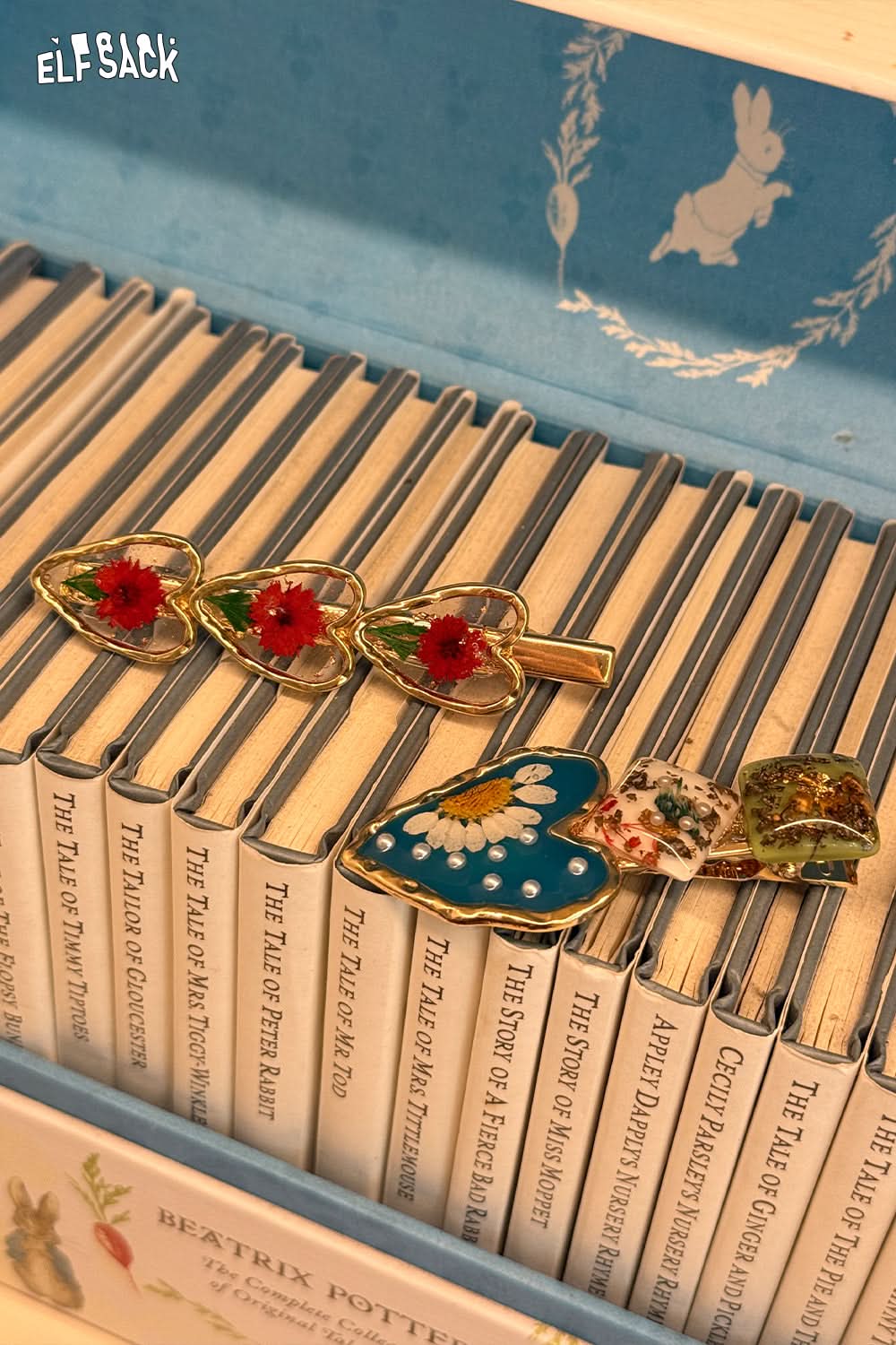 
                  
                    ELFSACK Vintage Flower Hair Clip
                  
                