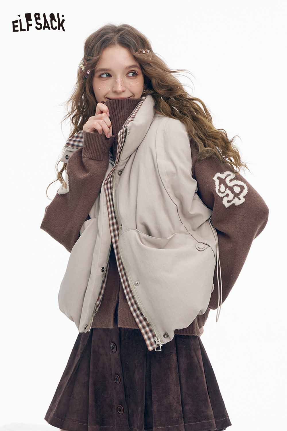 ELFSACK animal graphic cropped knit sweater in brown layered with a stylish vest for casual outfit