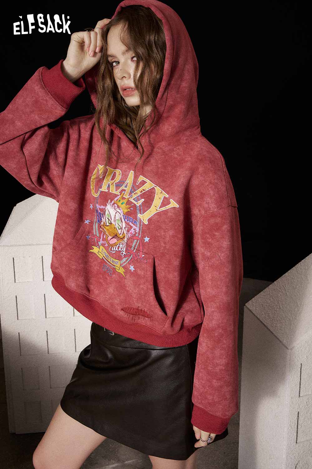 ELFSACK animal graphic cropped sweatshirt in red with a stylish oversized fit and colorful print