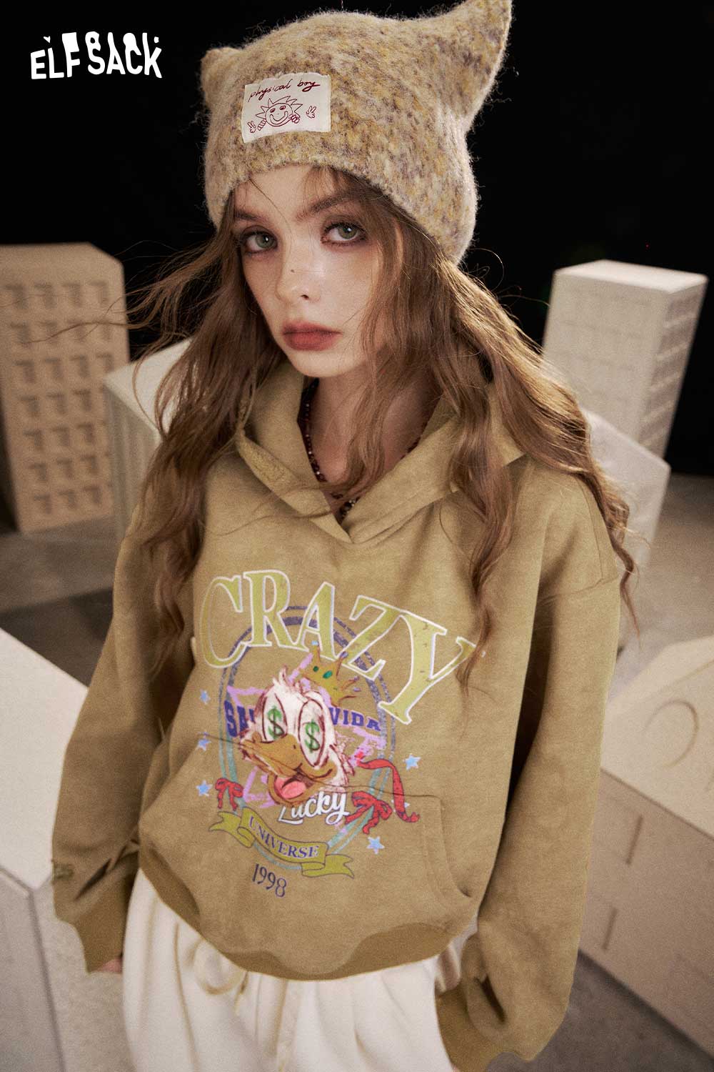 ELFSACK animal graphic cropped sweatshirt in beige featuring a fun cartoon design and hoodie style