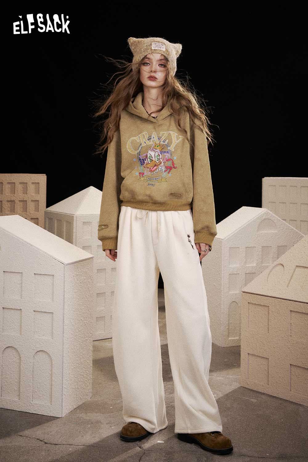 ELFSACK animal graphic cropped sweatshirt in beige with cozy design and casual fit