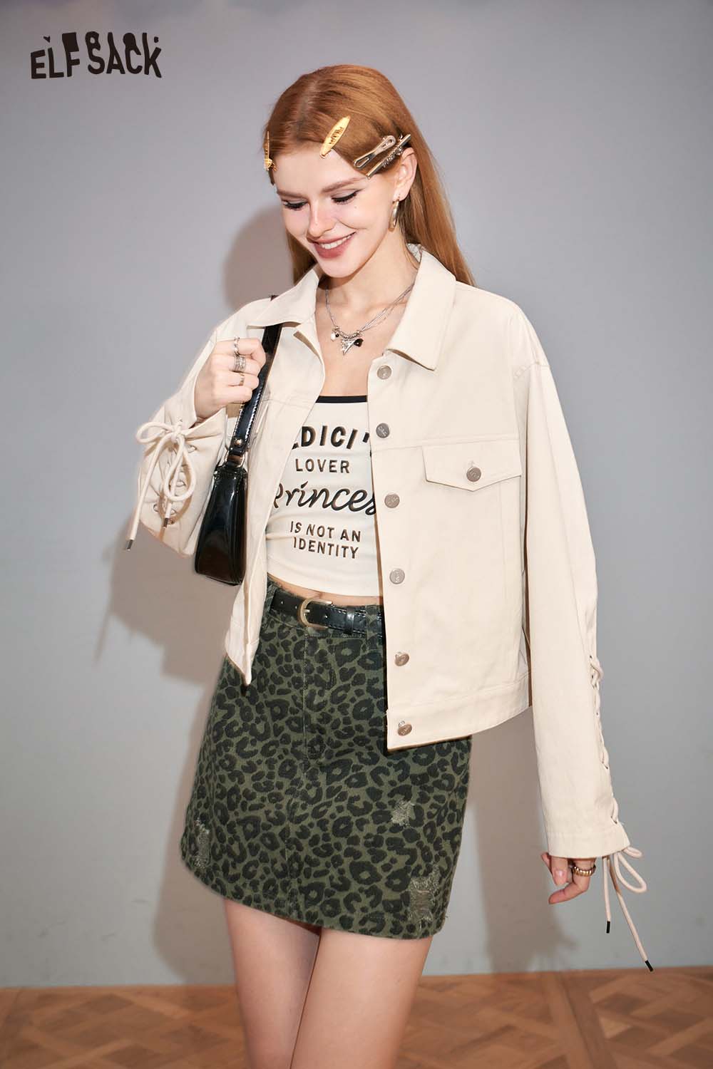 ELFSACK animal print denim mini skirt paired with a stylish beige jacket for a trendy outfit