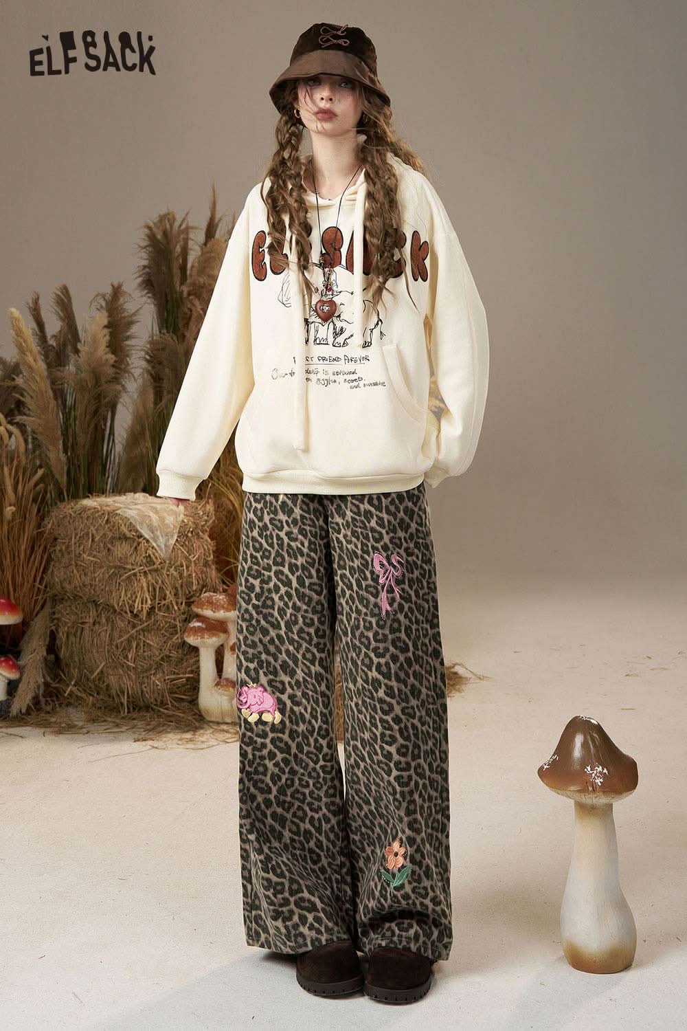 ELFSACK animal print embroidered jeans for women with vibrant floral designs and a relaxed fit