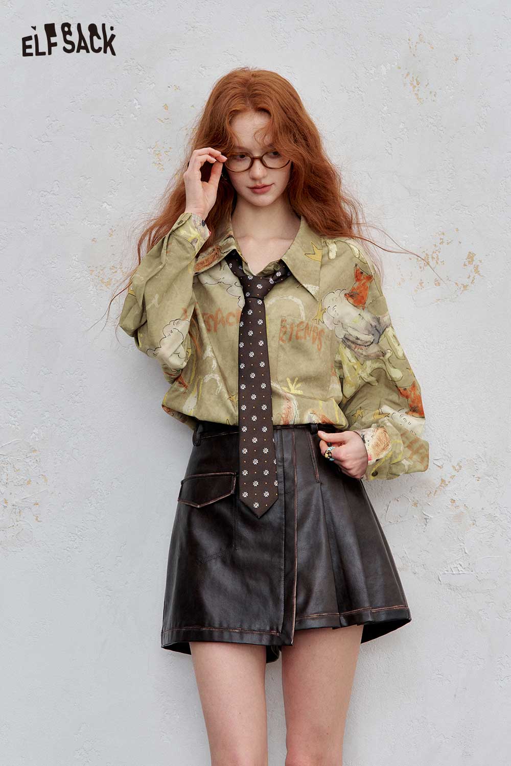 ELFSACK art print relaxed shirt for women paired with a stylish tie and a leather skirt
