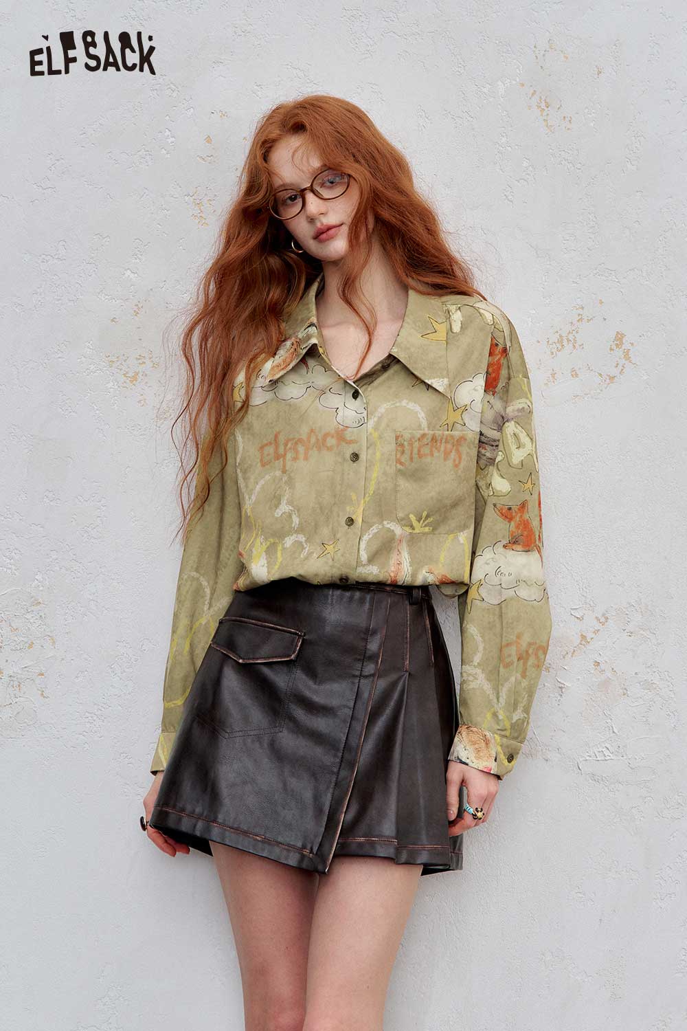 ELFSACK art print relaxed shirt for women in green with floral designs, paired with a leather skirt