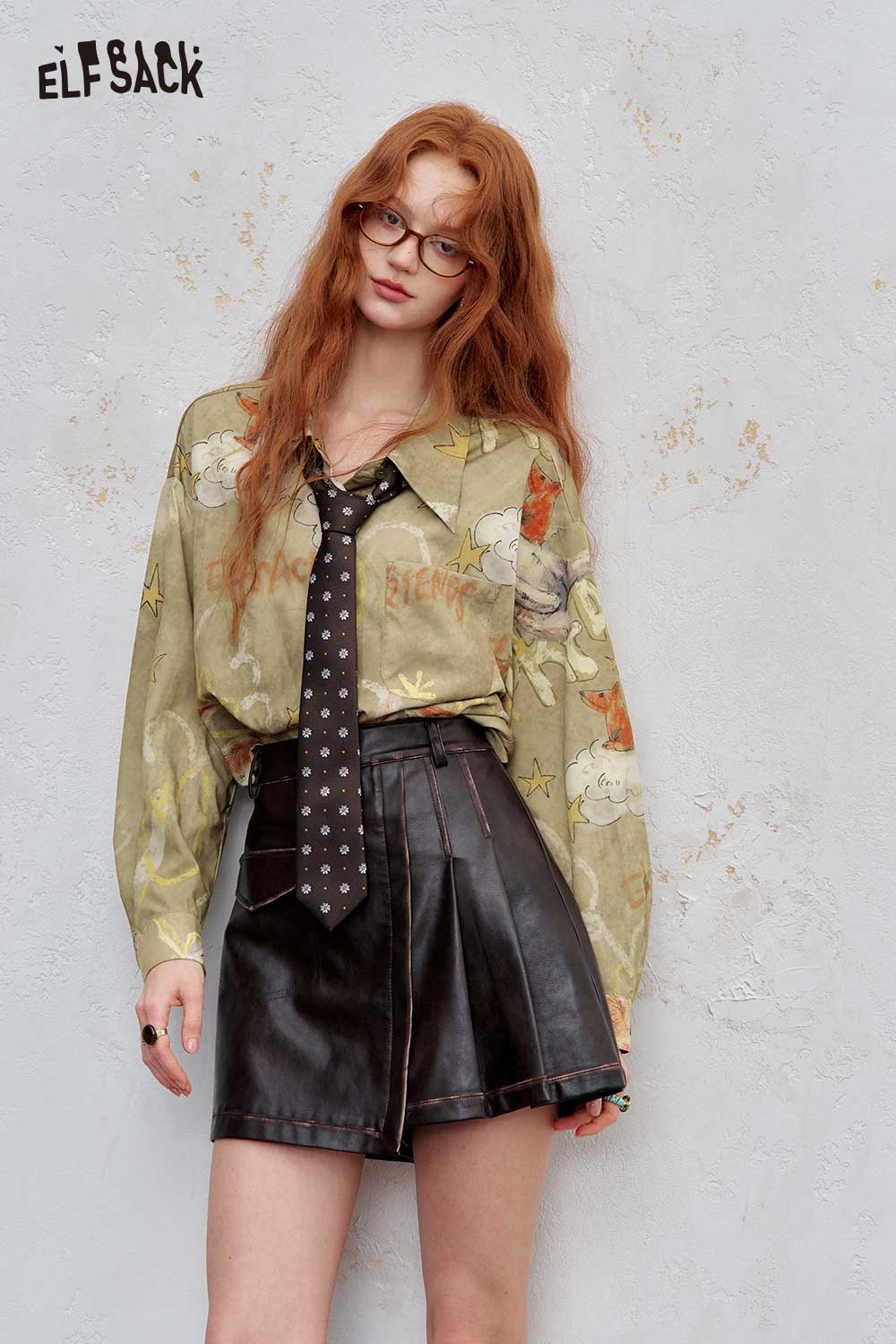 ELFSACK art print relaxed shirt for women in floral pattern, styled with a tie and leather skirt
