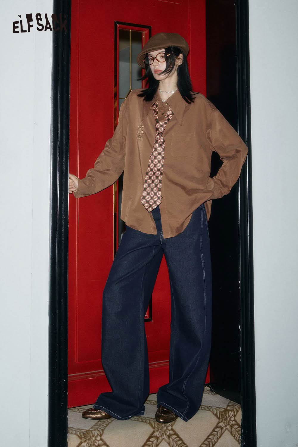 ELFSACK artistic embroidery oversized shirt in brown, styled with a tie for a fashionable look