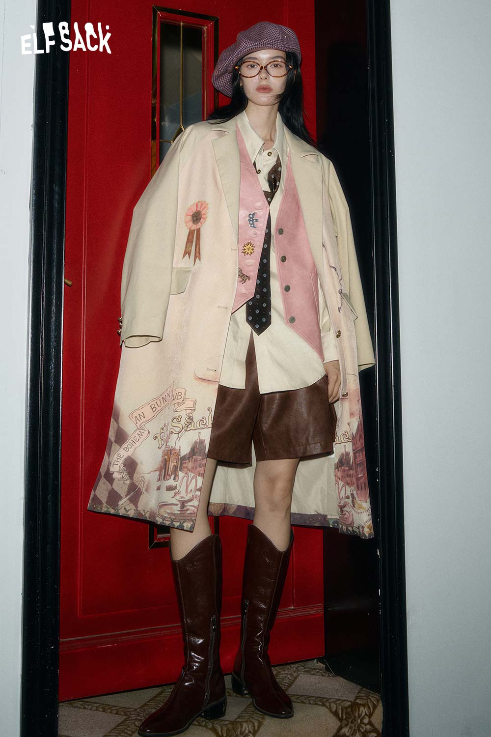 ELFSACK artistic print trench coat featuring a unique design and stylish silhouette for a fashionable look