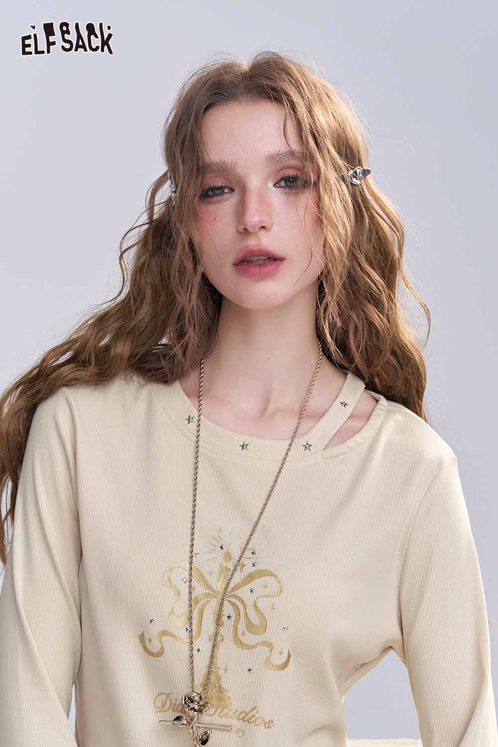 ELFSACK asymmetric neckline graphic tee in beige featuring a stylish design and comfortable fit