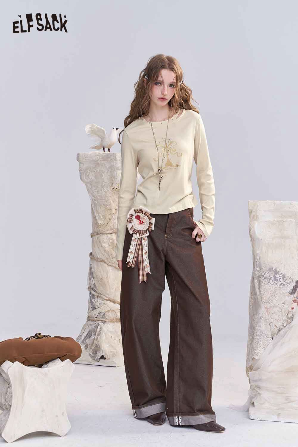 ELFSACK asymmetric neckline graphic tee in light beige with a unique design for trendy casual wear