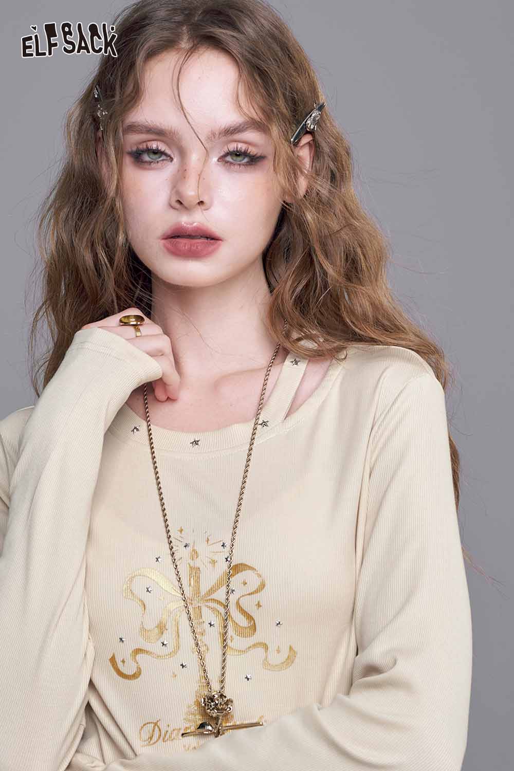 ELFSACK asymmetric neckline graphic tee in beige with unique print and stylish design