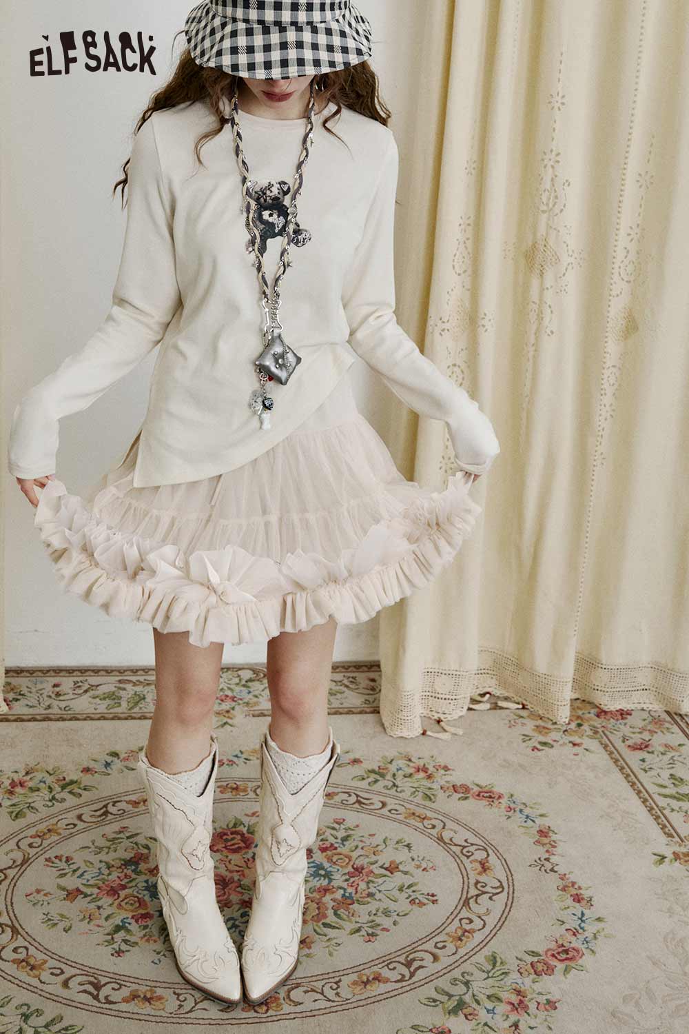 ELFSACK ballerina style tulle skirt with ruffled hem, paired with a long-sleeve top and cowboy boots