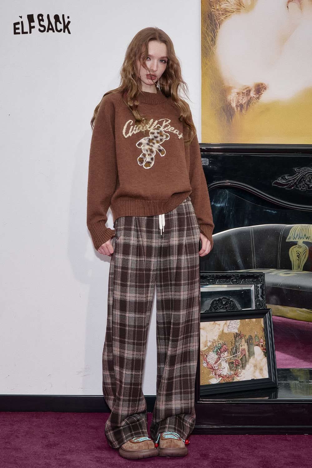 ELFSACK bear embroidery knit top in brown featuring a cozy design with playful graphics
