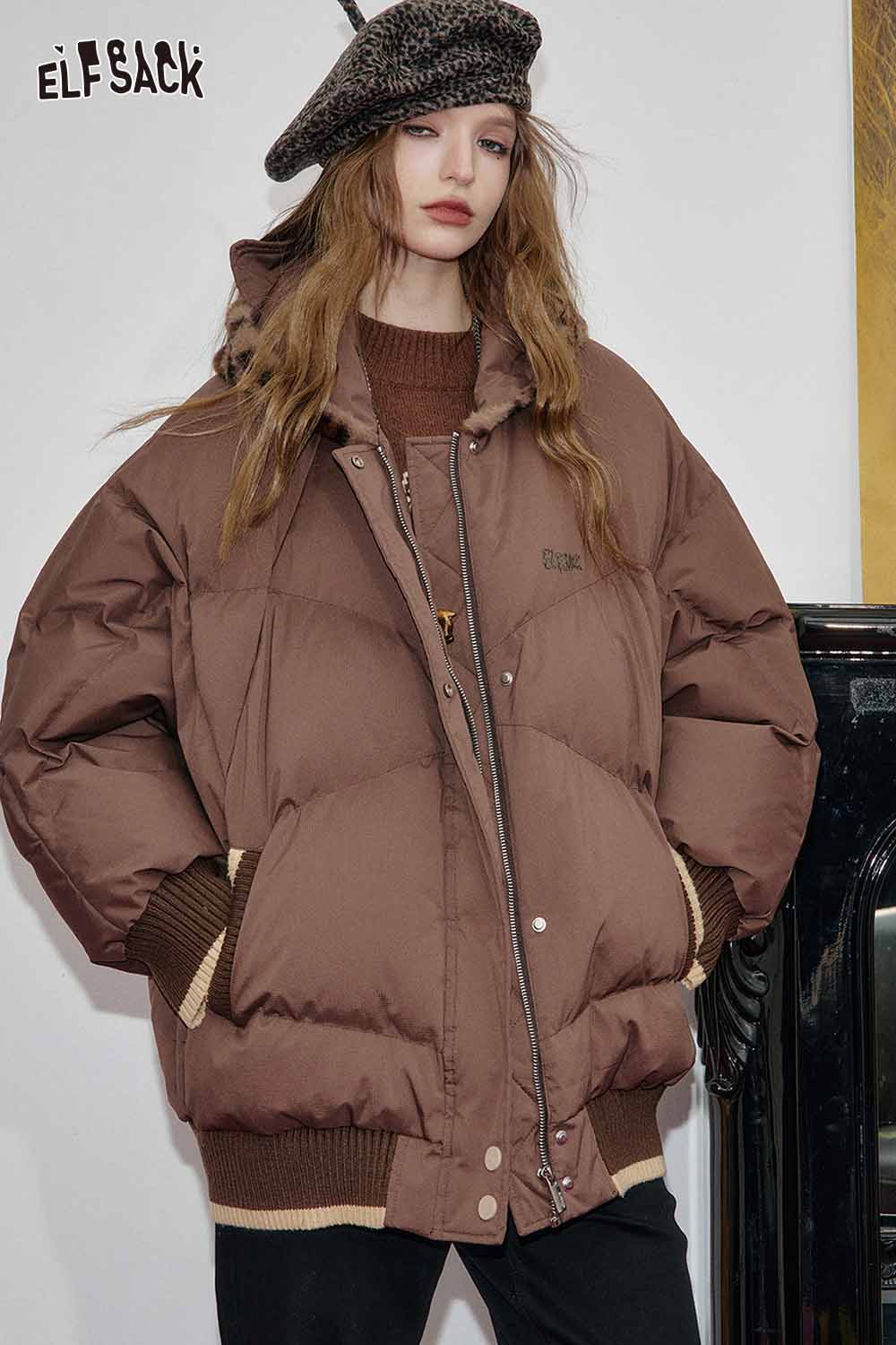 ELFSACK bear embroidery knit top with oversized brown puffer jacket and stylish beret, perfect for cozy outfits