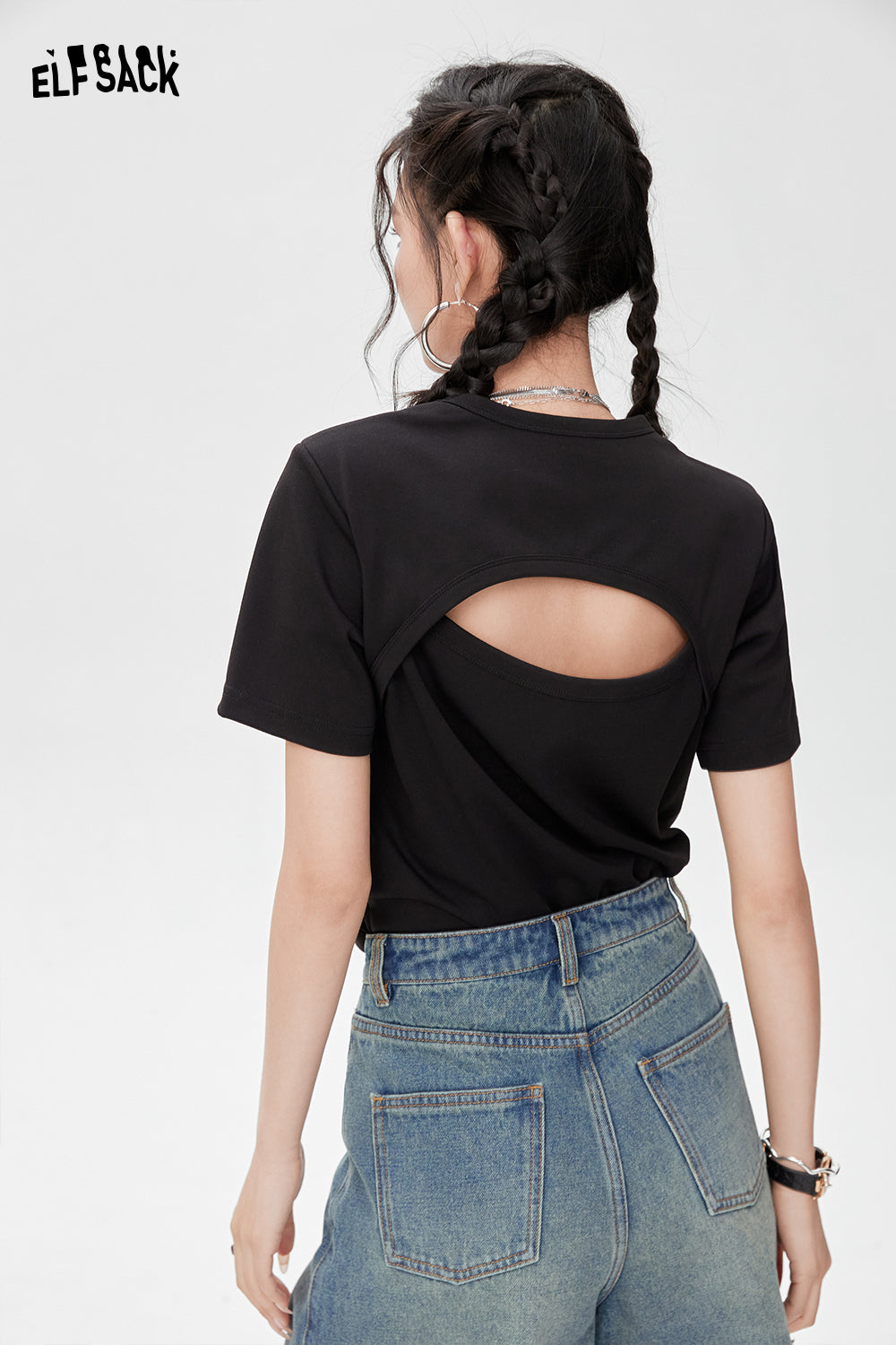 ELFSACK BM Style black T-shirt with open back cutout detail worn with blue jeans
