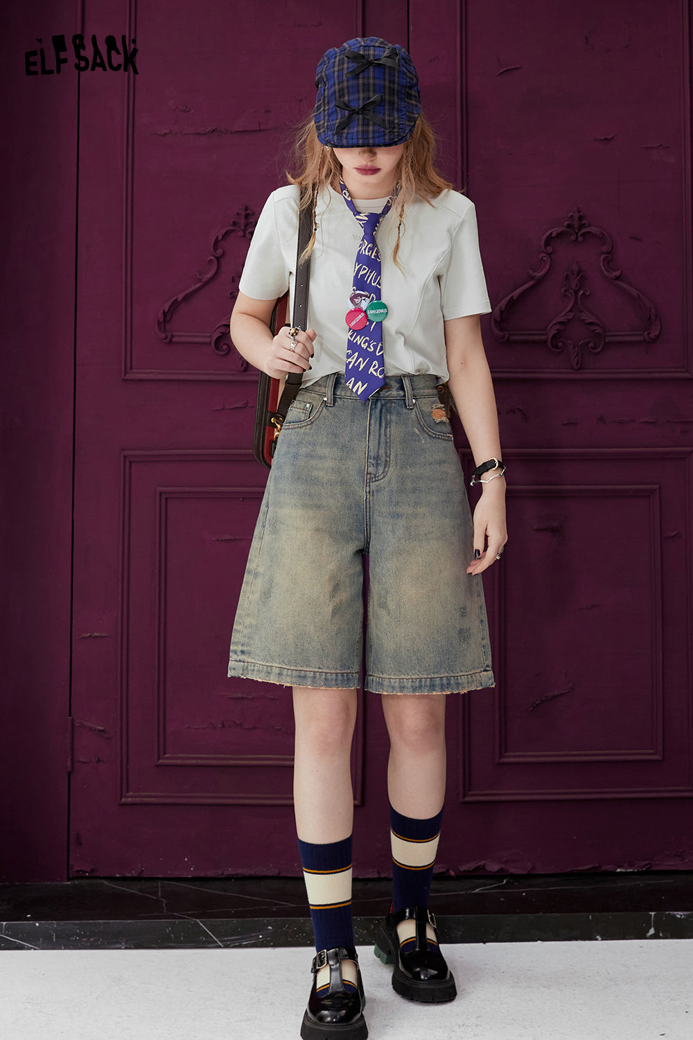 ELFSACK BM Style white cropped T-shirt paired with denim shorts and blue plaid cap
