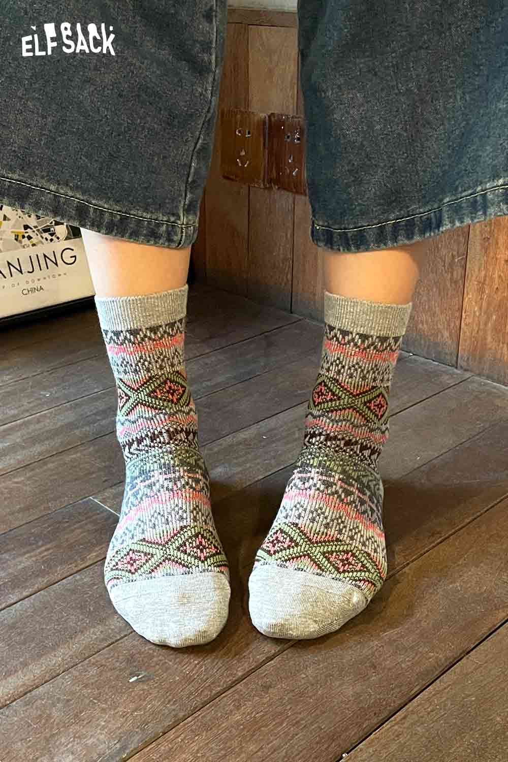 ELFSACK bohemian stripe socks for women in grey with colorful patterns and a cozy fit