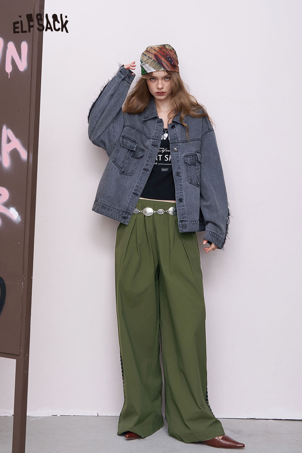 ELFSACK model wearing olive pleated breathable straight leg pants for women with silver belt and denim jacket