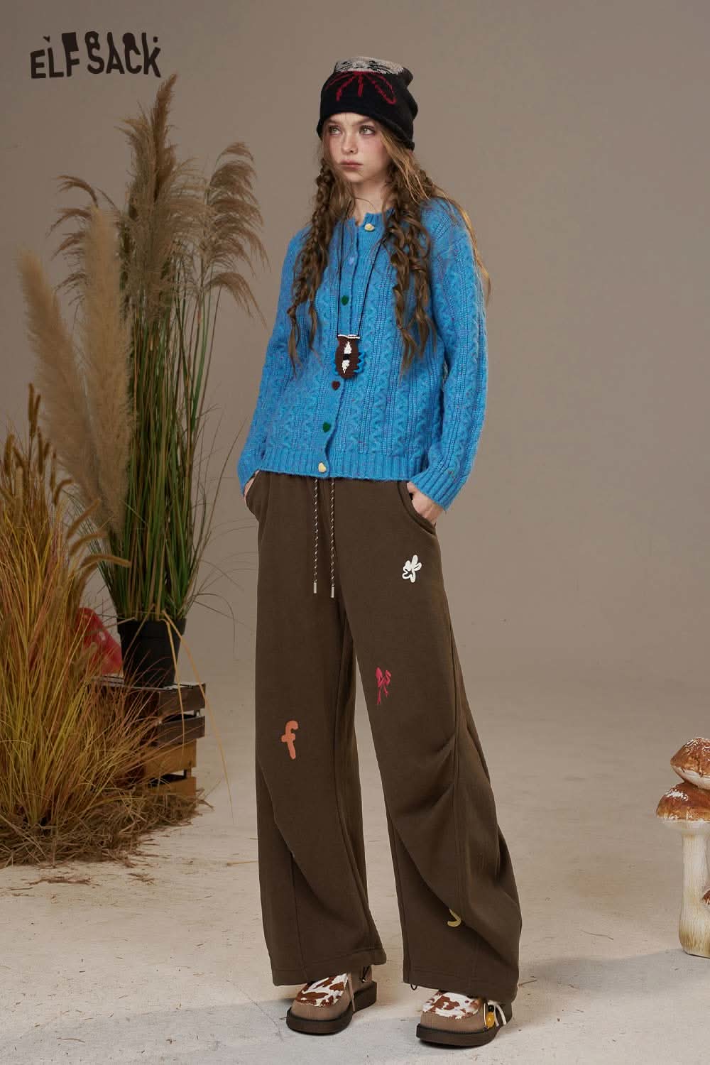ELFSACK cartoon embroidery sweatpants for women in brown with stylish relaxed fit and unique designs
