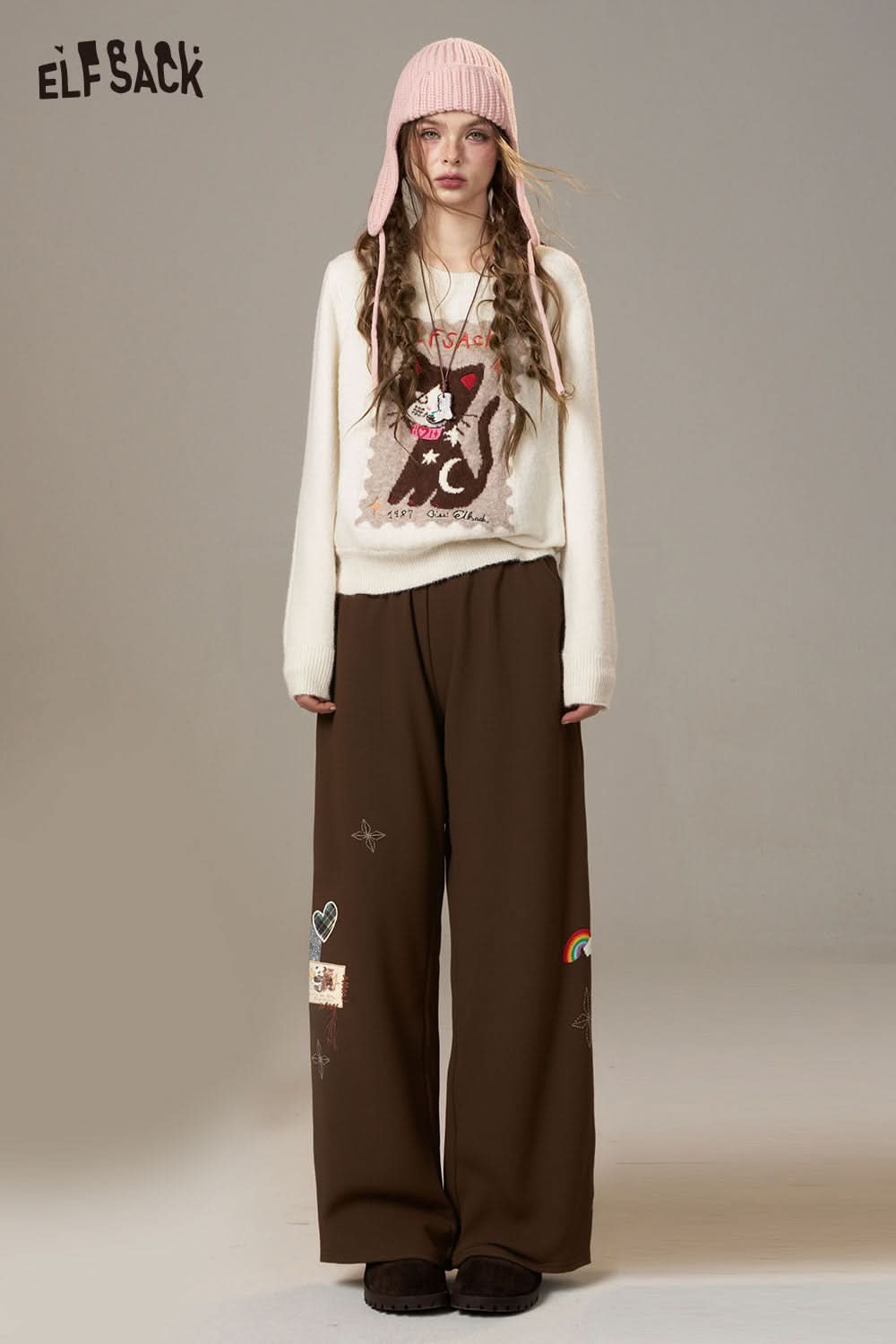 ELFSACK cartoon embroidery sweatpants for women in brown with playful designs for a casual look