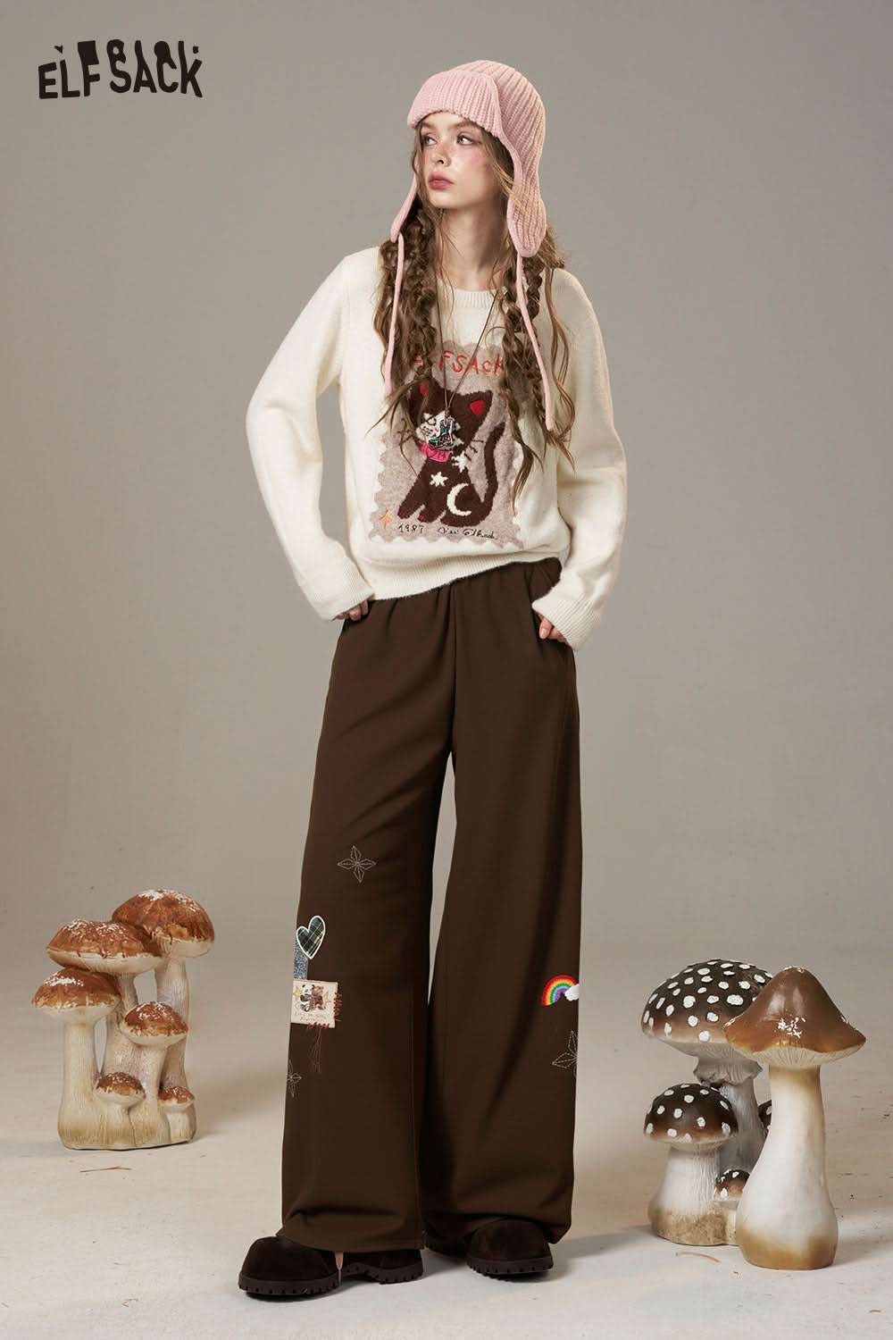 ELFSACK brown cartoon embroidery sweatpants for women with a relaxed fit and fun patches