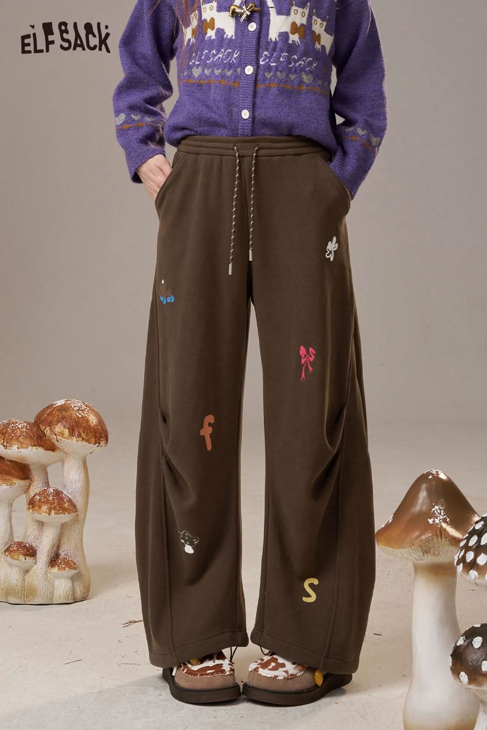 ELFSACK cartoon embroidery sweatpants for women with playful designs and wide-leg fit
