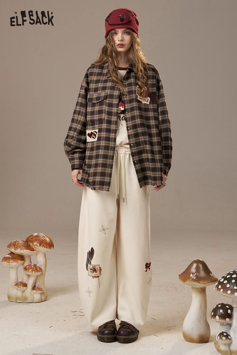 ELFSACK cartoon embroidery sweatpants for women in cream with playful designs and a relaxed fit