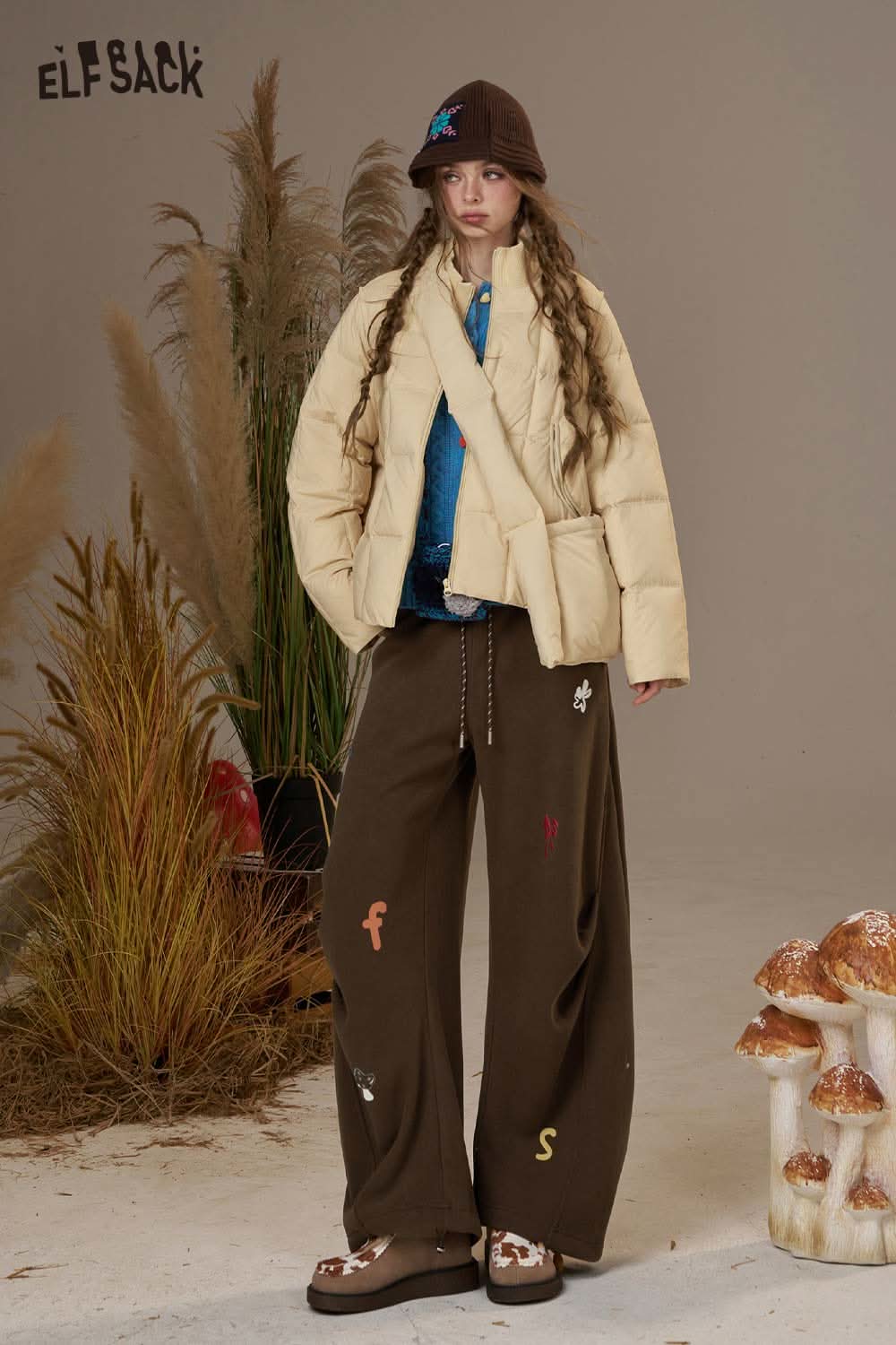 ELFSACK women's cartoon embroidery sweatpants in brown with playful designs for a trendy look