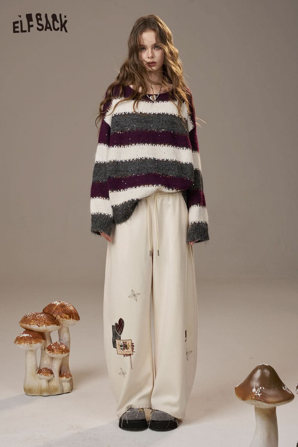 ELFSACK cartoon embroidery sweatpants for women in cream with playful designs and a relaxed fit