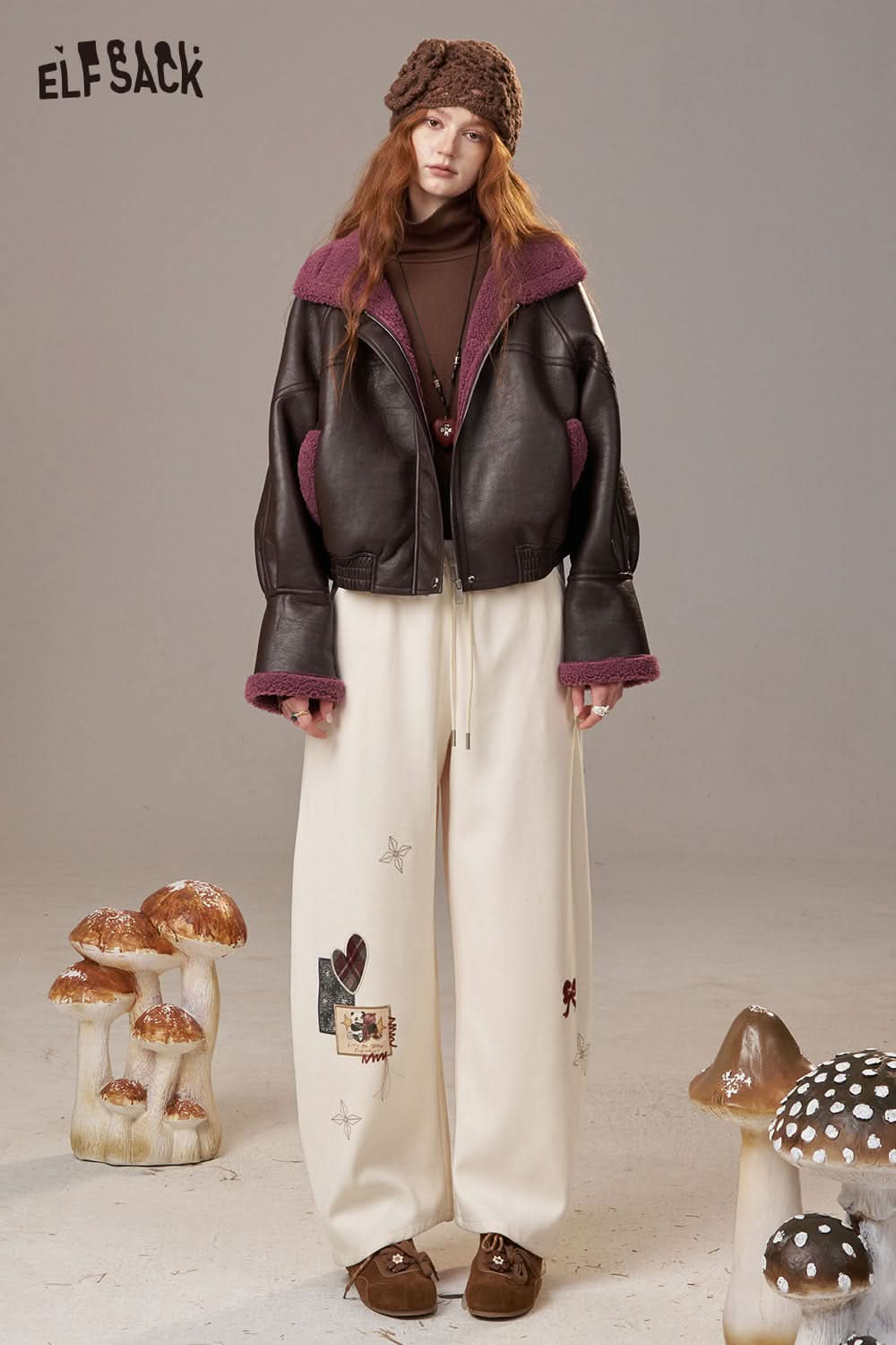 ELFSACK cartoon embroidery sweatpants for women in cream featuring playful designs and a relaxed fit
